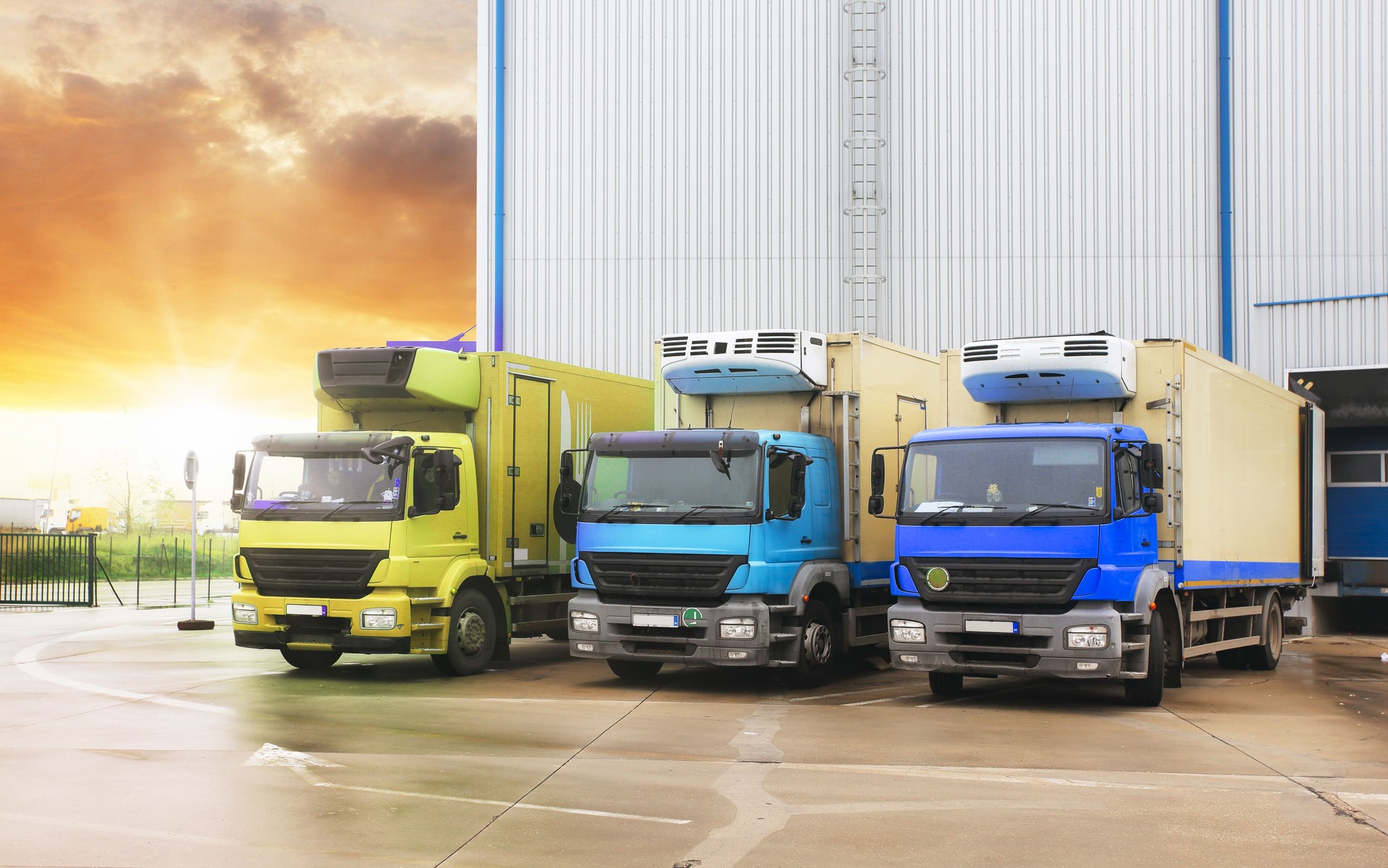 LKW-Fracht mit Liftparkplatz im Lager, Straßengüterverkehrslogistik und Transport.