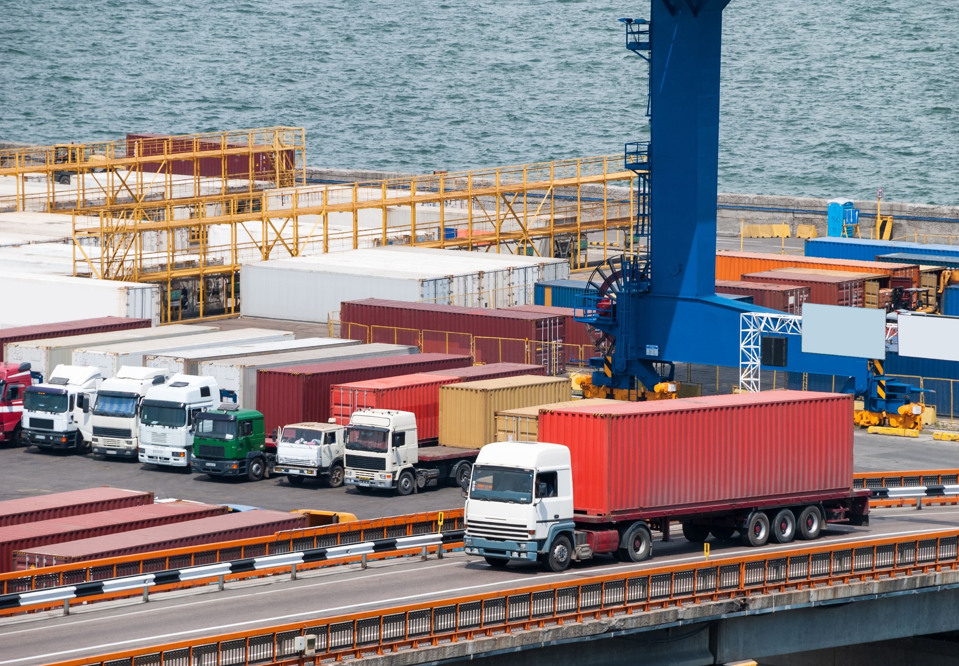 Lkw-transport-container im Hafen