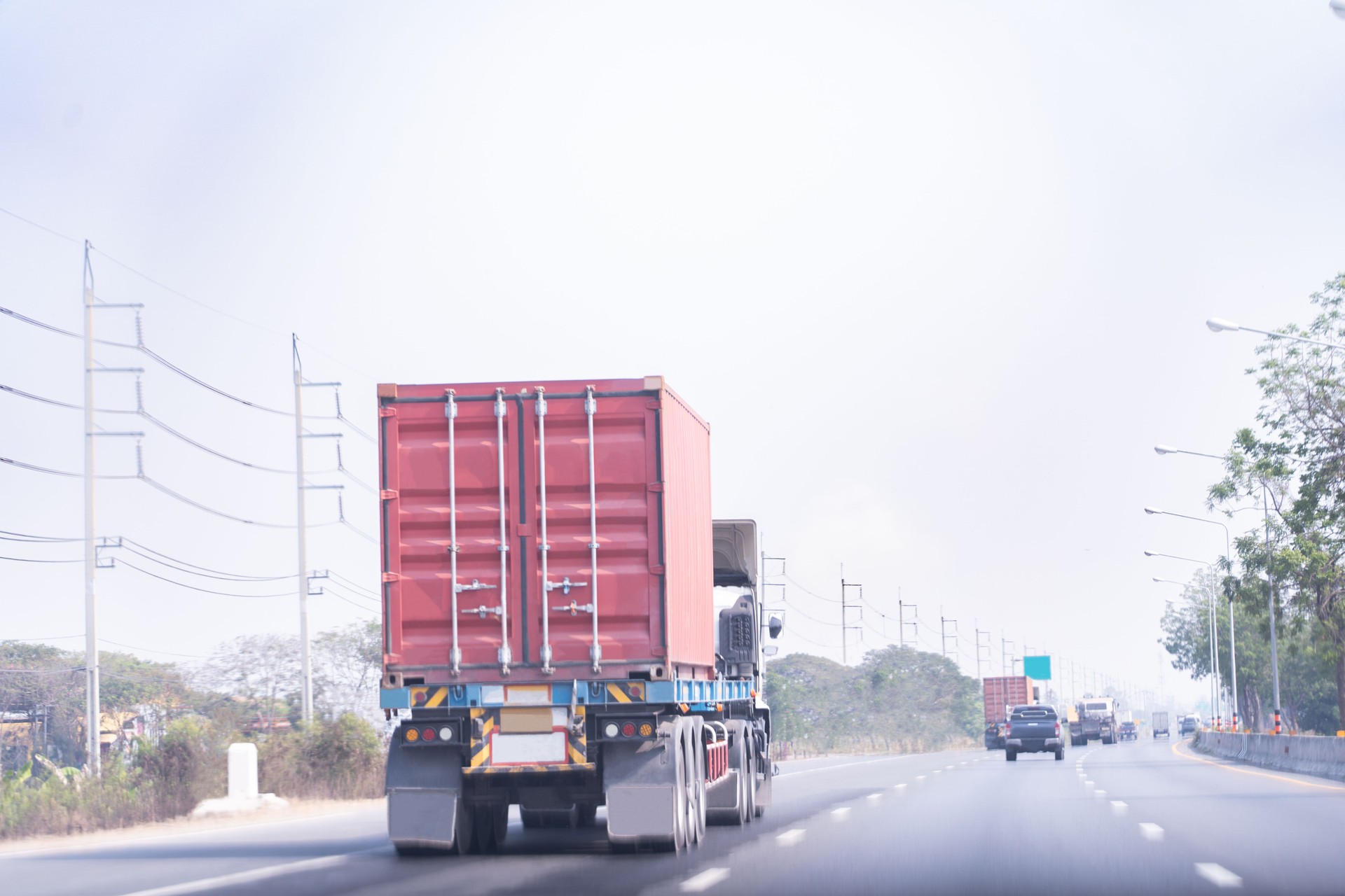 Sattelauflieger auf der Autobahn Containertransport LKW, Güterverkehr, Logistik, Lager