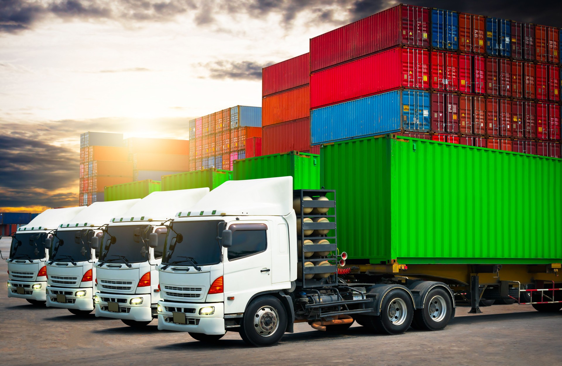 Sattelschlepper auf dem Parkplatz mit Containern Frachtversand. Abwicklung der Logistik-Transportbranche. Fracht, Containerschiffe, Lastkraftwagen, Import-Export. Distributionslager.